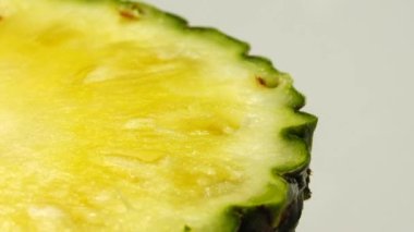 4K dilimlenmiş lezzetli ananas meyvesi. Tropik yiyecekler. Döndür