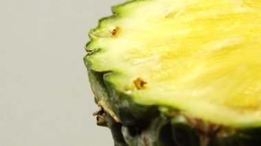 4K dilimlenmiş lezzetli ananas meyvesi. Tropik yiyecekler. Döndür