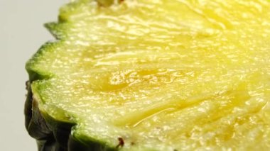 4K dilimlenmiş lezzetli ananas meyvesi. Tropik yiyecekler. Döndür