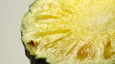 4K dilimlenmiş lezzetli ananas meyvesi. Tropik yiyecekler. Döndür