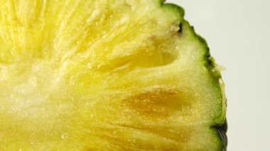 4K dilimlenmiş lezzetli ananas meyvesi. Tropik yiyecekler. Döndür