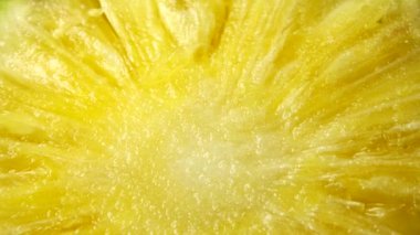 4K dilimlenmiş lezzetli ananas meyvesi. Tropik yiyecekler. Döndür