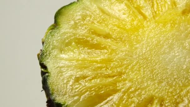 Dilimlenmiş Lezzetli Ananas Meyvesi Tropik Yiyecekler Döndür — Stok video