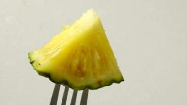 4K taze kesilmiş ananas parçaları. Ananas dilimleri izole..