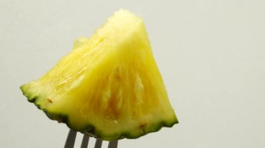 4K taze kesilmiş ananas parçaları. Ananas dilimleri izole..