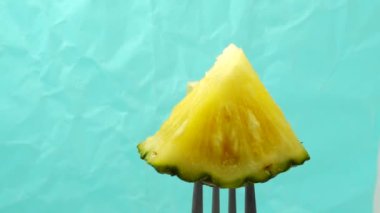 4K taze kesilmiş ananas parçaları. Ananas dilimleri izole..