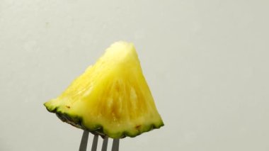 4K taze kesilmiş ananas parçaları. Ananas dilimleri izole..