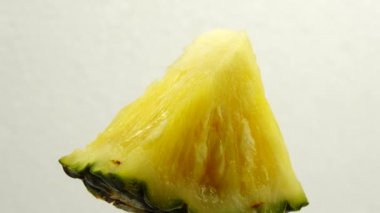 4K taze kesilmiş ananas parçaları. Ananas dilimleri izole..