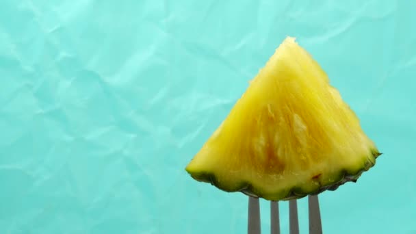 Färskskurna Ananasbitar Ananas Skivor Isolerade — Stockvideo