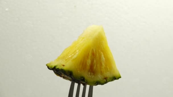 Pezzi Ananas Appena Tagliati Fette Ananas Isolate — Video Stock