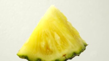 4K taze kesilmiş ananas parçaları. Ananas dilimleri izole..