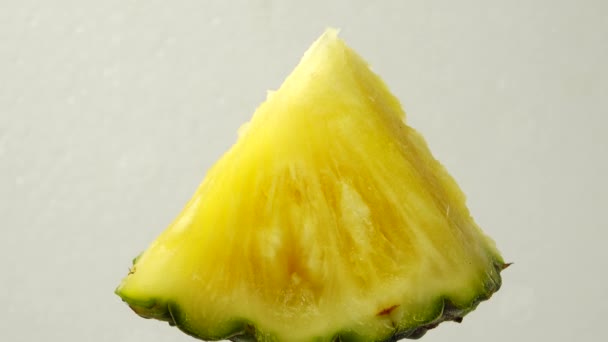 Verse Gesneden Ananas Brokken Ananasschijfjes Geïsoleerd — Stockvideo