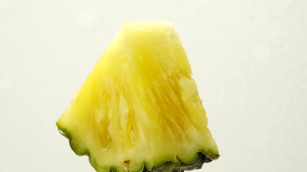 Nakrájené Kousky Lahodného Ananasového Ovoce Tropické Jídlo Otočit — Stock video
