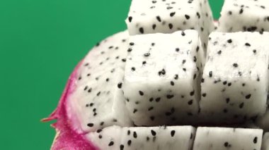 4K dilimlenmiş lezzetli ananas meyvesi. Tropik yiyecekler. Döndür