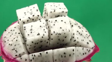 4K dilimlenmiş lezzetli ananas meyvesi. Tropik yiyecekler. Döndür