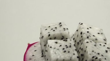 4K dilimlenmiş lezzetli ananas meyvesi. Tropik yiyecekler. Döndür