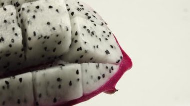 4K dilimlenmiş lezzetli ananas meyvesi. Tropik yiyecekler. Döndür