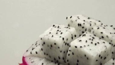 4K dilimlenmiş lezzetli ananas meyvesi. Tropik yiyecekler. Döndür