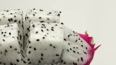 4K dilimlenmiş lezzetli ananas meyvesi. Tropik yiyecekler. Döndür