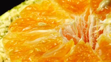 4K Marco portakal suyu ve portakal suyu. Portakal portakalını kapat. Doğa arkaplanı.