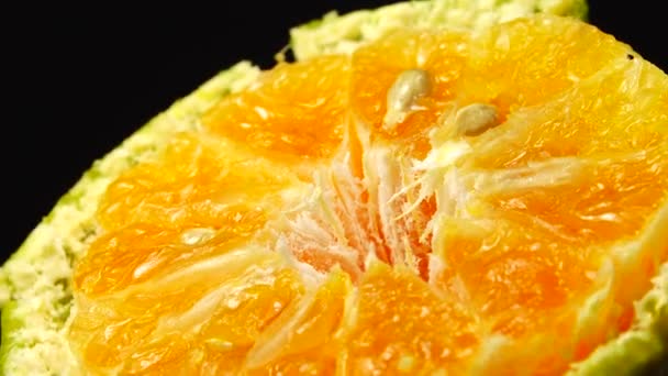 4K马可用橙子打了一针 然后开始旋转 自然背景 — 图库视频影像