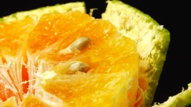 4K Marco portakal suyu ve portakal suyu. Portakal portakalını kapat. Doğa arkaplanı.