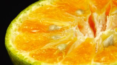 4K Marco portakal suyu ve portakal suyu. Portakal portakalını kapat. Doğa arkaplanı.