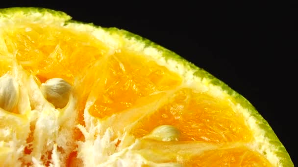 Marco Знімає Апельсиновий Фрукт Обертається Закриває Якоть Цитрусовим Апельсином Фон — стокове відео