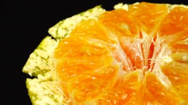 4K Marco portakal suyu ve portakal suyu. Portakal portakalını kapat. Doğa arkaplanı.