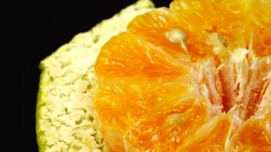 4K Marco portakal suyu ve portakal suyu. Portakal portakalını kapat. Doğa arkaplanı.