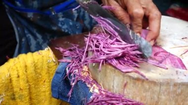  Çok yavaş, orta boy, ev yapımı patatesler için patates dilimleyen kadın fotoğrafı.