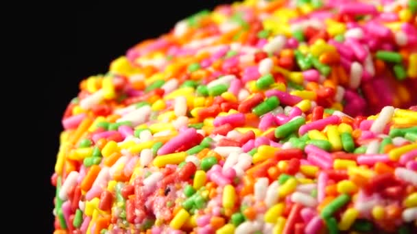 Вкусный Сладкий Пончик Вращается Тарелке Вид Сверху Яркий Красочный Разбрызгиваемый — стоковое видео