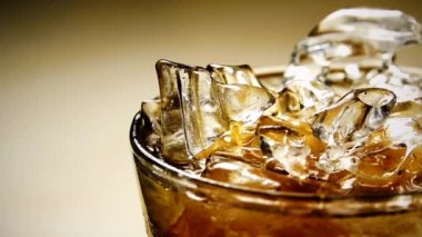 HD 1080p süper yavaş viski bardağa dolduruluyor. Makro. Yavaş çekim.