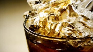 HD 1080p süper yavaş viski bardağa dolduruluyor. Makro. Yavaş çekim.