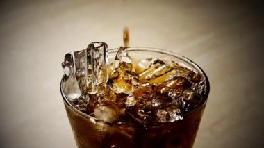 HD 1080p süper yavaş viski bardağa dolduruluyor. Makro. Yavaş çekim.