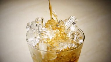 HD 1080p süper yavaş viski bardağa dolduruluyor. Makro. Yavaş çekim.