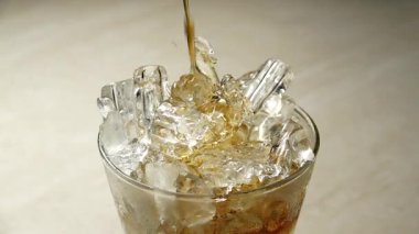  HD 1080p süper yavaş viski bardağa dolduruluyor. Makro. Yavaş çekim.