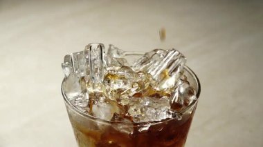  HD 1080p süper yavaş viski bardağa dolduruluyor. Makro. Yavaş çekim.