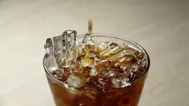  HD 1080p süper yavaş viski bardağa dolduruluyor. Makro. Yavaş çekim.