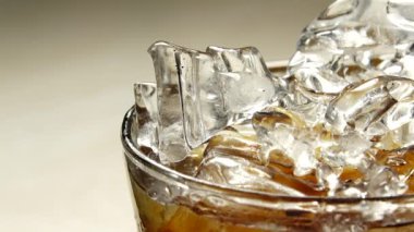  HD 1080p süper yavaş viski bardağa dolduruluyor. Makro. Yavaş çekim.