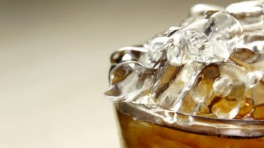  HD 1080p süper yavaş viski bardağa dolduruluyor. Makro. Yavaş çekim.