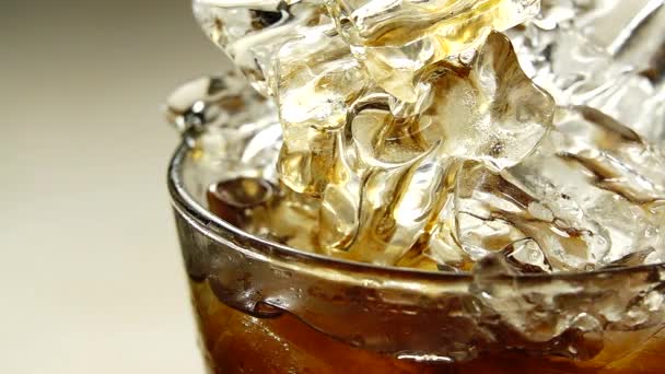 Whiskey Wird Ein Glas Vor Schwarzem Hintergrund Gegossen Makro — Stockvideo