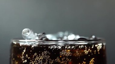 4K, bir bardağı kapanık makro kabarcıklarla dolduruyor. Kokain damlalarıyla bardakta cızırdayan suyla. 