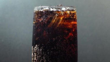 4K, bir bardağı kapanık makro kabarcıklarla dolduruyor. Kokain damlalarıyla bardakta cızırdayan suyla. 