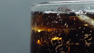 4K, bir bardağı kapanık makro kabarcıklarla dolduruyor. Kokain damlalarıyla bardakta cızırdayan suyla. 