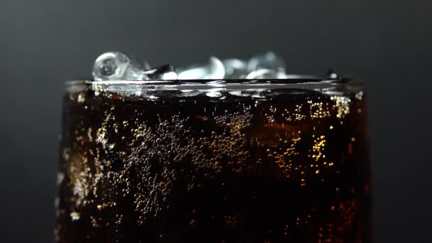 Füllen Einer Tasse Mit Nahaufnahme Makroaufnahme Von Blasen Kokatropfen Glas — Stockvideo