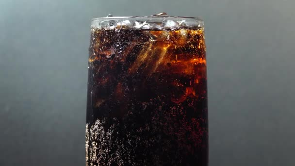 Llenando Una Taza Con Primer Plano Macro Burbujas Gotas Coca — Vídeo de stock