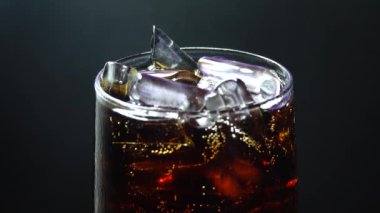 4K, bir bardağı Coca ile dolduruyor. Gazozda baloncuklar, kırmızı destansı, bardaktan aşağı akan su damlaları, cızırdayan köpük, buzlu bardak.