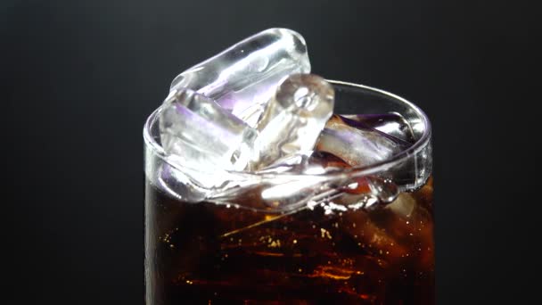 4Kコカ コーラでカップを埋める ソーダの泡のマクロショット 赤の叙事詩 ガラスを流れる水の滴 発泡酒氷のガラスを攪拌 — ストック動画
