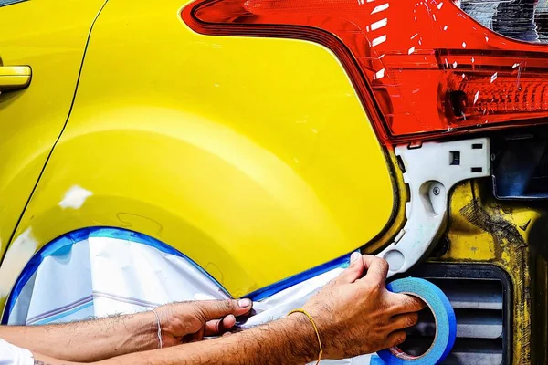 Garaj kaportası araba tamircisi araba boyası kazadan sonra araba spreyleme sırasında araba boyası